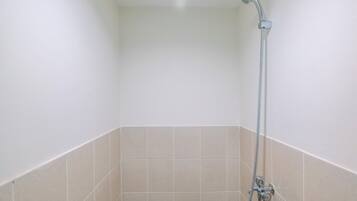 Standard Apartment, 1 Bedroom (Apartment) | Bathroom | Shower, free toiletries, towels