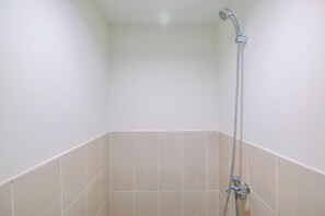 Apartamento estándar, 1 habitación (Apartment) | Baño | Ducha, artículos de higiene personal gratuitos y toallas
