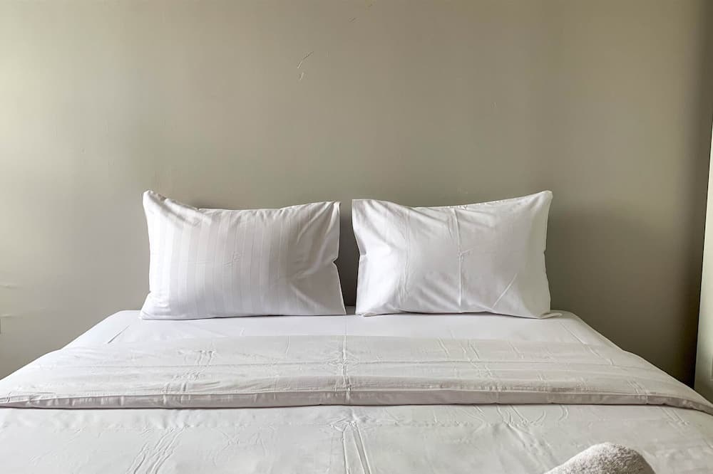 Cozy Studio at Belmont Residence Puri Apartment