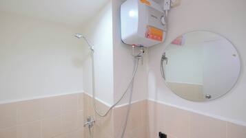 Appartement Standard, 1 chambre (Apartment) | Salle de bain | Douche, articles de toilette gratuits, serviettes fournies