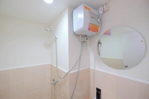 Standard Apartment, 1 Bedroom (Apartment) | Bathroom | Shower, free toiletries, towels