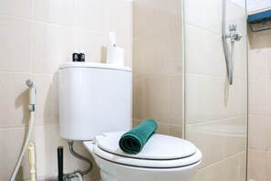 Apartamento standard, 1 quarto (Apartment) | Banheiro | Chuveiro, produtos de toalete grátis, toalhas de banho 