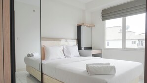 Ein modernes Hotelzimmer mit einem großen Bett, einem Nachttisch, einem Spiegel und einem Fenster mit Blick auf Gebäude.