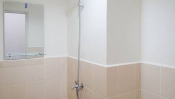 Standaard appartement, 1 slaapkamer (Apartment) | Badkamer | Een douche, gratis toiletartikelen, handdoeken