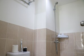 Standard-Einzelzimmer, 1 Schlafzimmer (Apartment) | Badezimmer | Dusche, kostenlose Toilettenartikel, Handtücher