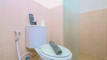 Standard Studio, 1 Bedroom (Apartment) | Bathroom | Shower, free toiletries, towels