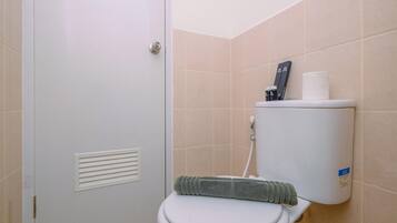 Standard-Studio, 1 Schlafzimmer (Apartment) | Badezimmer | Dusche, kostenlose Toilettenartikel, Handtücher