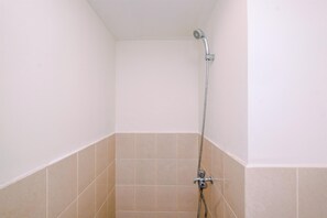 Estudio estándar, 1 habitación (Apartment) | Baño | Ducha, artículos de higiene personal gratuitos y toallas