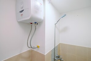 Standard Studio, 1 Bedroom (Apartment) | Bathroom | Shower, free toiletries, towels