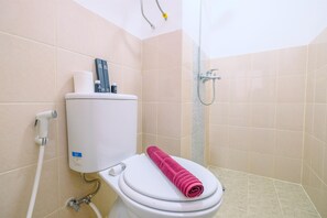 Standard Stüdyo, 1 Yatak Odası (Apartment) | Banyo | Duş, ücretsiz banyo/kozmetik ürünleri, havlu 