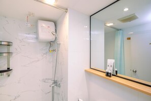 LĂ€genhet Standard - 2 sovrum (Apartment) | Badrum | Dusch, gratis toalettartiklar och handdukar