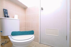 Standard Apartment, 1 Bedroom (Apartment) | Bathroom | Shower, free toiletries, towels
