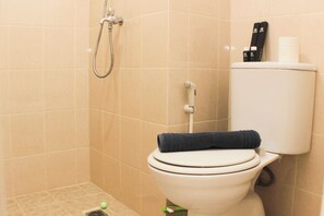 Standard-Apartment, 1 Schlafzimmer (Apartment) | Badezimmer | Dusche, kostenlose Toilettenartikel, Handtücher