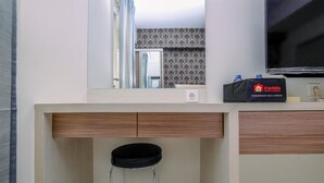 Une salle de bain moderne équipée d’un meuble-lavabo, d’un tabouret, d’une télévision et d’une boîte de la marque Travelio.