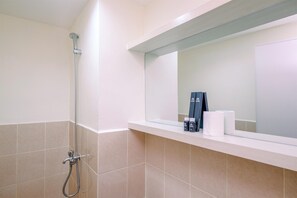 Estúdio standard, 1 quarto (Apartment) | Banheiro | Chuveiro, produtos de toalete grátis, toalhas de banho 