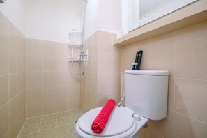 Estudio estándar, 1 habitación (Apartment) | Baño | Regadera, amenidades de baño gratuitas, toallas 