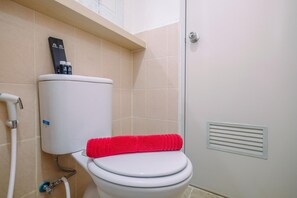 Studio Standard, 1 chambre (Apartment) | Salle de bain | Douche, articles de toilette gratuits, serviettes fournies
