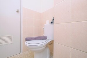 Standard Apartment, 1 Bedroom (Apartment) | Bathroom | Shower, free toiletries, towels