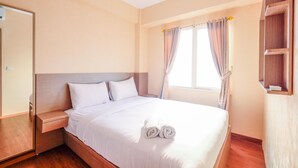 Une chambre d’hôtel avec un lit, une table de chevet, une armoire et une fenêtre avec des rideaux.