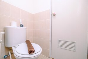 Departamento estándar, 1 habitación (Apartment) | Baño | Regadera, amenidades de baño gratuitas, toallas 