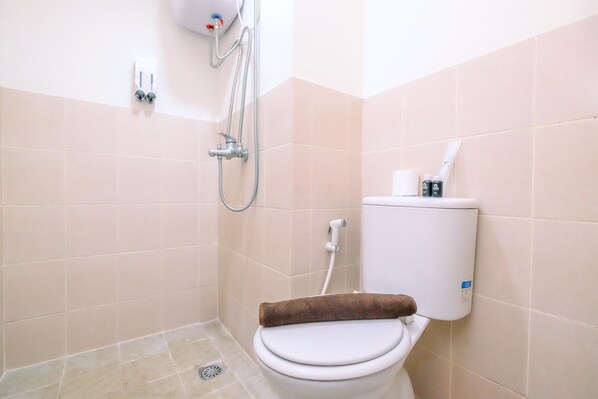 Departamento estándar, 1 habitación (Apartment) | Baño | Regadera, amenidades de baño gratuitas, toallas 