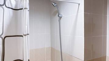 Departamento estándar, 1 habitación (Apartment) | Baño | Regadera, amenidades de baño gratuitas, toallas