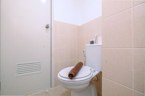 Standard-Apartment, 1 Schlafzimmer (Apartment) | Badezimmer | Dusche, kostenlose Toilettenartikel, Handtücher
