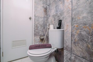 Standard Studio, 1 Bedroom (Apartment) | Bathroom | Shower, free toiletries, towels