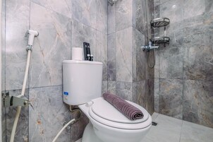 Estudio estándar, 1 habitación (Apartment) | Baño | Ducha, artículos de higiene personal gratuitos y toallas