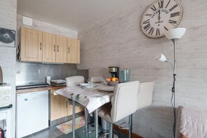Fridge, microwave, coffee/tea maker, electric kettle