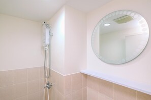 Standard-Apartment, 1 Schlafzimmer (Apartment) | Badezimmer | Dusche, kostenlose Toilettenartikel, Handtücher