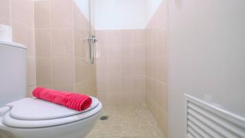 Studio Standard, 1 chambre (Apartment) | Salle de bain | Douche, articles de toilette gratuits, serviettes fournies