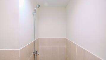 Standard-Studio, 1 Schlafzimmer (Apartment) | Badezimmer | Dusche, kostenlose Toilettenartikel, Handtücher