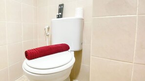 Standaard appartement, 1 slaapkamer (Apartment) | Badkamer | Een douche, gratis toiletartikelen, handdoeken