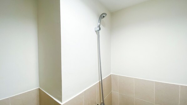 Standard Apartment, 1 Bedroom (Apartment) | Bilik Mandi | Pancuran mandi, kelengkapan dandanan diri percuma, tuala disediakan