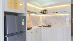 Eine moderne Küche mit einem Edelstahl-Kühlschrank, einer Spüle und einer Arbeitsplatte mit Wasserspender.