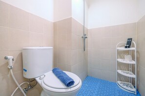 Standard Apartment, 1 Bedroom (Apartment) | Bathroom | Shower, free toiletries, towels