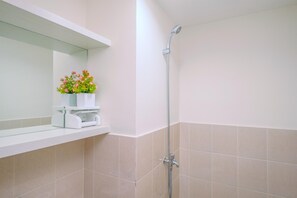 Appartamento Standard, 1 camera da letto (Apartment) | Bagno | Doccia, set di cortesia gratuito, asciugamani