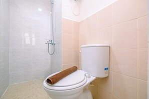 Standard Studio, 1 Bedroom (Apartment) | Bathroom | Shower, free toiletries, towels