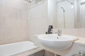 Kamar Single Standar, 1 kamar tidur (Apartment) | Kamar mandi | Shower dan handuk