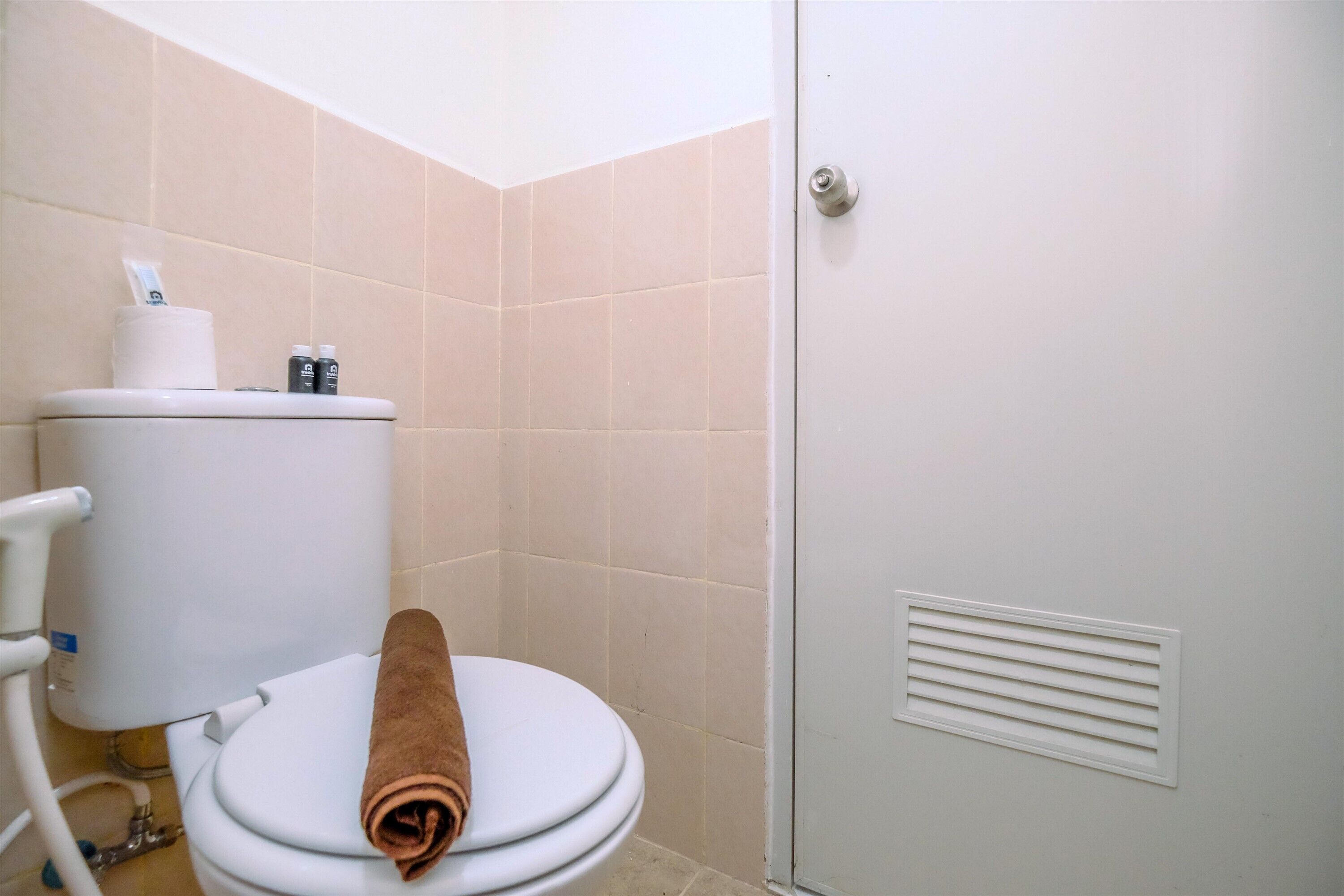 Ducha, artículos de tocador gratuitos, toallas