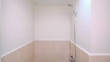 Standard Apartment, 1 Bedroom (Apartment) | Bathroom | Shower, free toiletries, towels