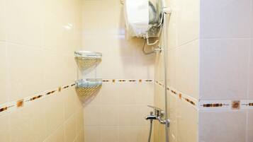 Estudio estándar, 1 habitación (Apartment) | Baño | Regadera, amenidades de baño gratuitas, toallas