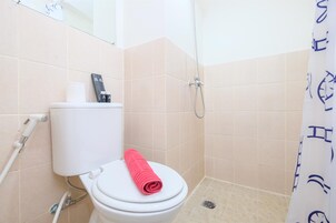 Standard Apartment, 1 Bedroom (Apartment) | Bathroom | Shower, free toiletries, towels