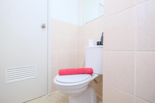 Standard Apartment, 1 Bedroom (Apartment) | Bathroom | Shower, free toiletries, towels