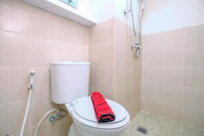 Standard Apartment, 1 Bedroom (Apartment) | Bathroom | Shower, free toiletries, towels