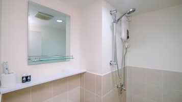 Appartement Standard, 1 chambre (Apartment) | Salle de bain | Douche, articles de toilette (gratuits), serviettes fournies