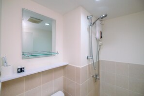 สแตนดาร์ดอพาร์ทเมนท์, 1 ห้องนอน (Apartment) | ห้องน้ำ | ฝักบัว, ของใช้ในห้องน้ำฟรี, ผ้าเช็ดตัว