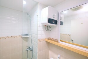 LĂ€genhet Standard - 1 sovrum (Apartment) | Badrum | Dusch, gratis toalettartiklar och handdukar
