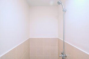 Estúdio standard, 1 quarto (Apartment) | Banheiro | Chuveiro, produtos de toalete grátis, toalhas de banho 